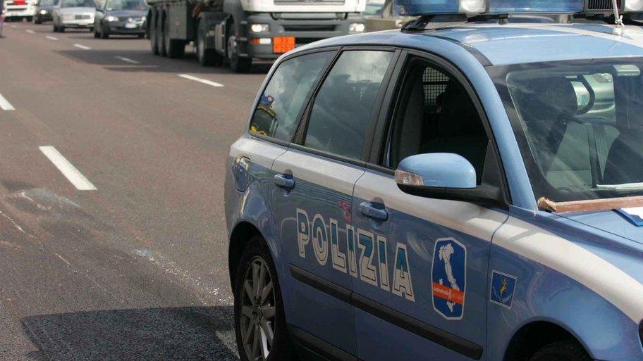 Donna ferita, caccia al Tir pirata