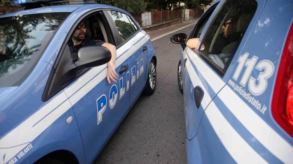Lascia la borsa fuori dal bagno e le rubano l’auto