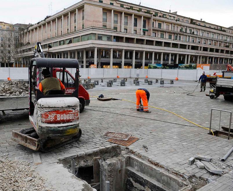 Risse sotto l’Isolato negozianti assediati 