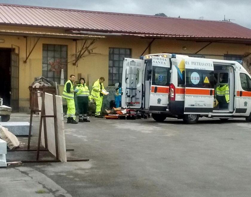 Rischia di perdere un braccio dopo l’incidente al tornio 