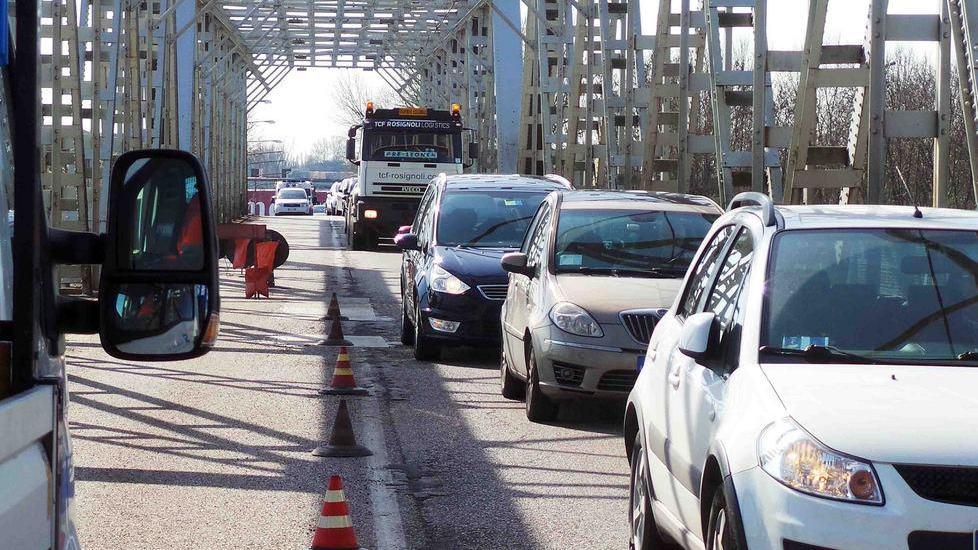 Ferrara, scontro sul ponte nuovo sul Po: non si deve costruire
