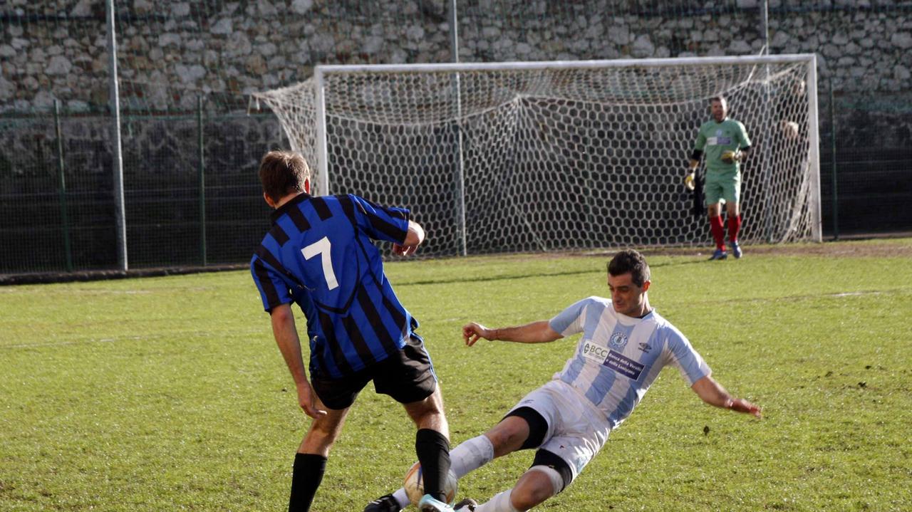 Un'azione di una partita della prima squadra del Real Forte