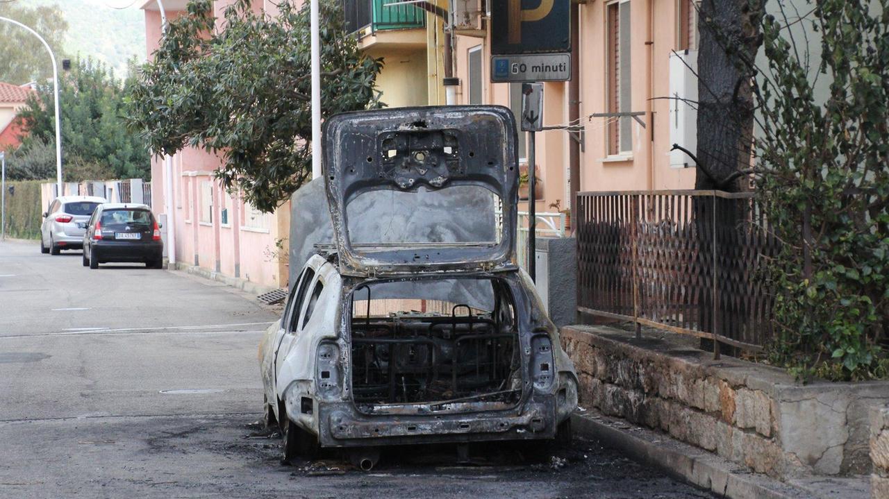 La Dacia distrutta dal fuoco in via Grazia Deledda a Muravera