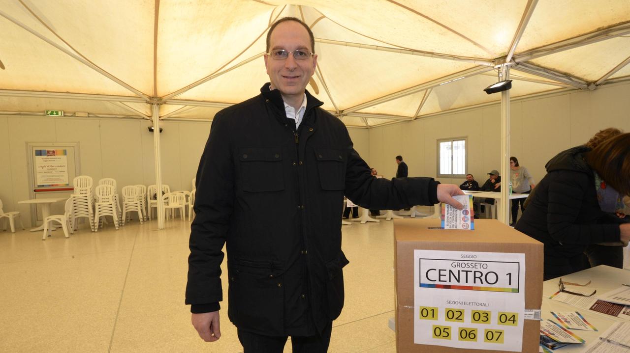 Lorenzo Mascagni vota nel seggio di via de' Barberi (foto Bf)