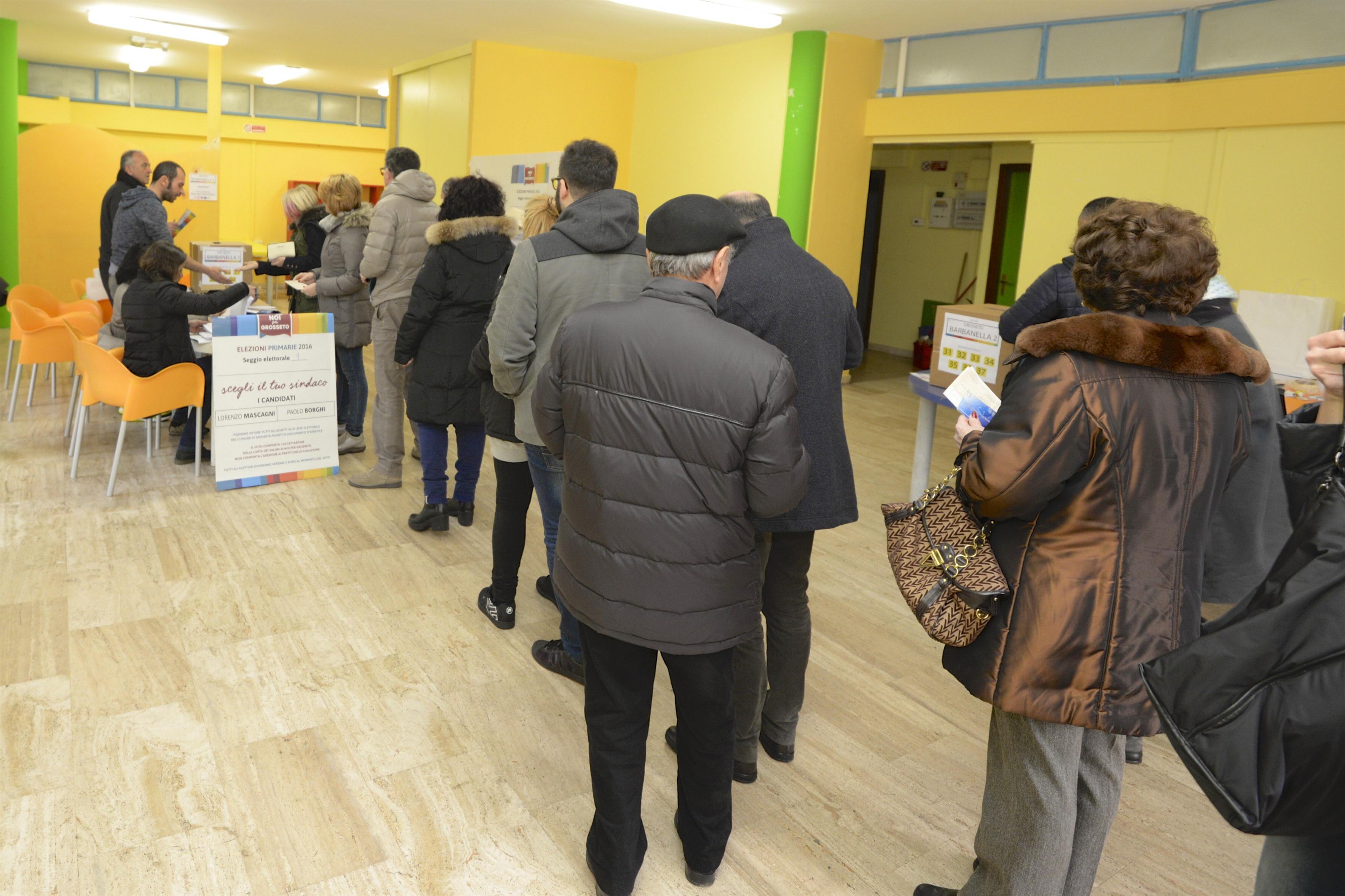 Cittadini in coda al seggio di via de' Barberi per il voto delle primarie (foto Bf)