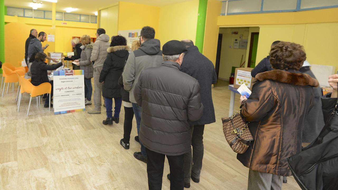 Cittadini in coda al seggio di via de' Barberi per il voto delle primarie (foto Bf)