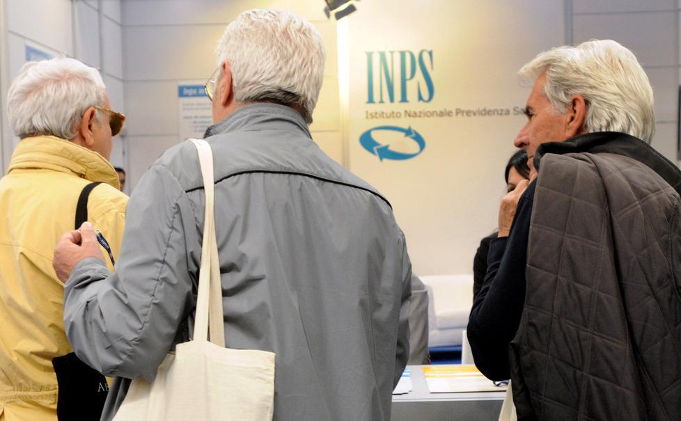 Sarà l'Inps a pagare tramite voucher le badanti (foto d'archivio) 