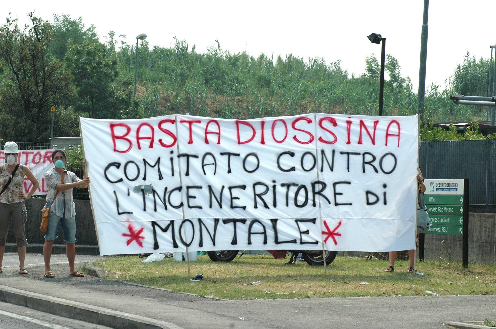 Una manifestazione di protesta contro l'inceneritore di Montale