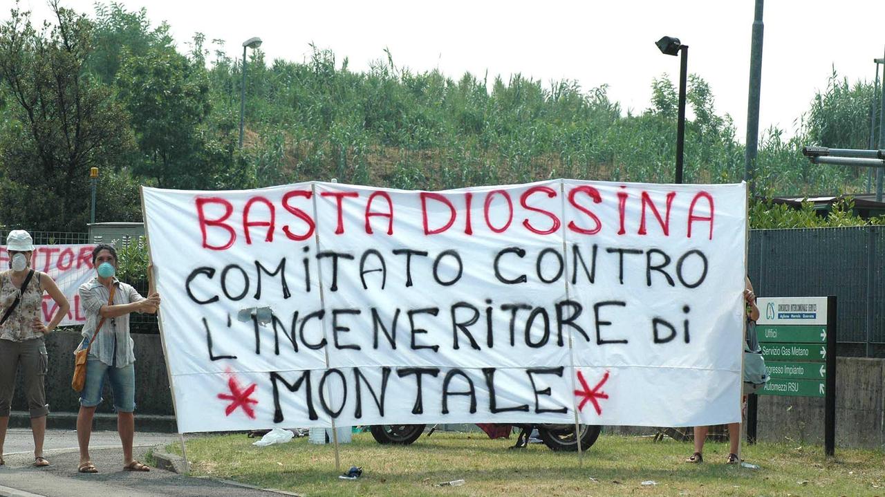 Una manifestazione di protesta contro l'inceneritore di Montale