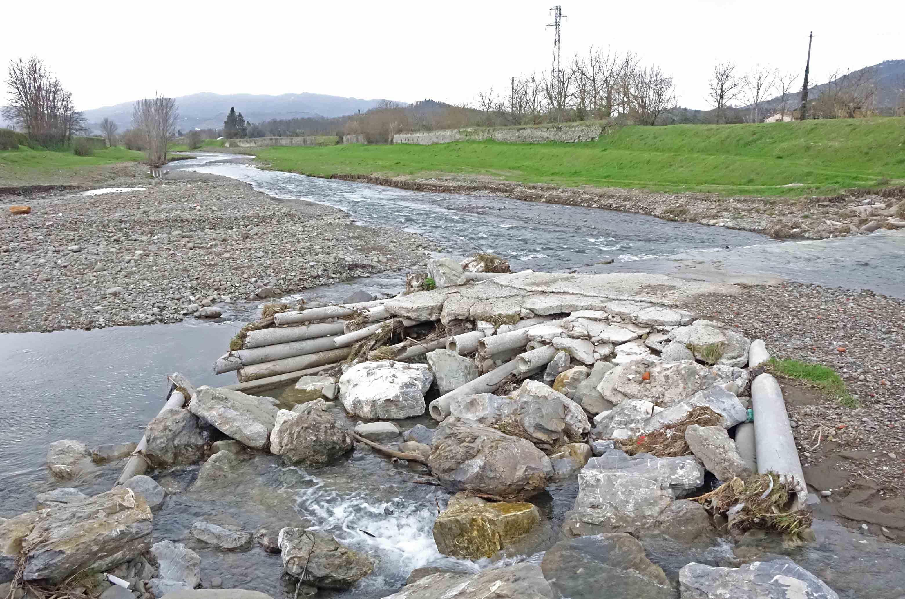 Via il guado sull’Ombrone: «Ora dateci un vero ponte» 