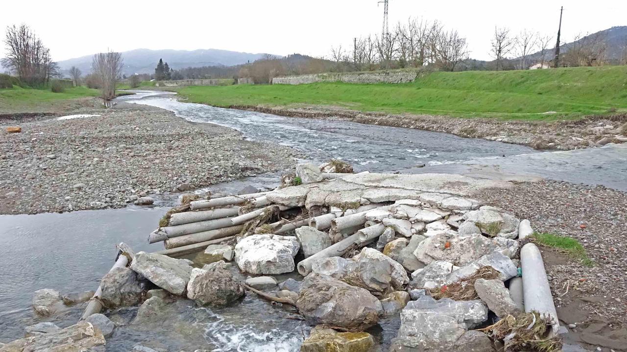 Via il guado sull’Ombrone: «Ora dateci un vero ponte»