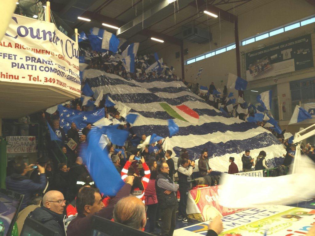 La coreografia dei tifosi della Dinamo prima della partita con Bologna al palaSerradimigni