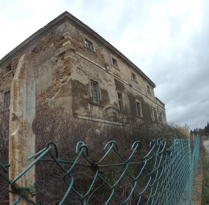 La casa pericolante che si affaccia sul parcheggio delle spiagge Bianche