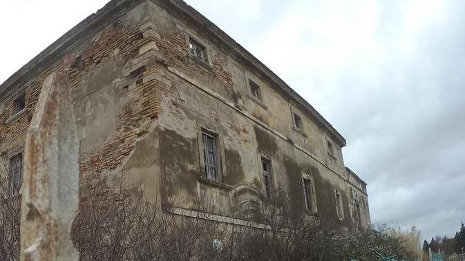 La casa pericolante che si affaccia sul parcheggio delle spiagge Bianche