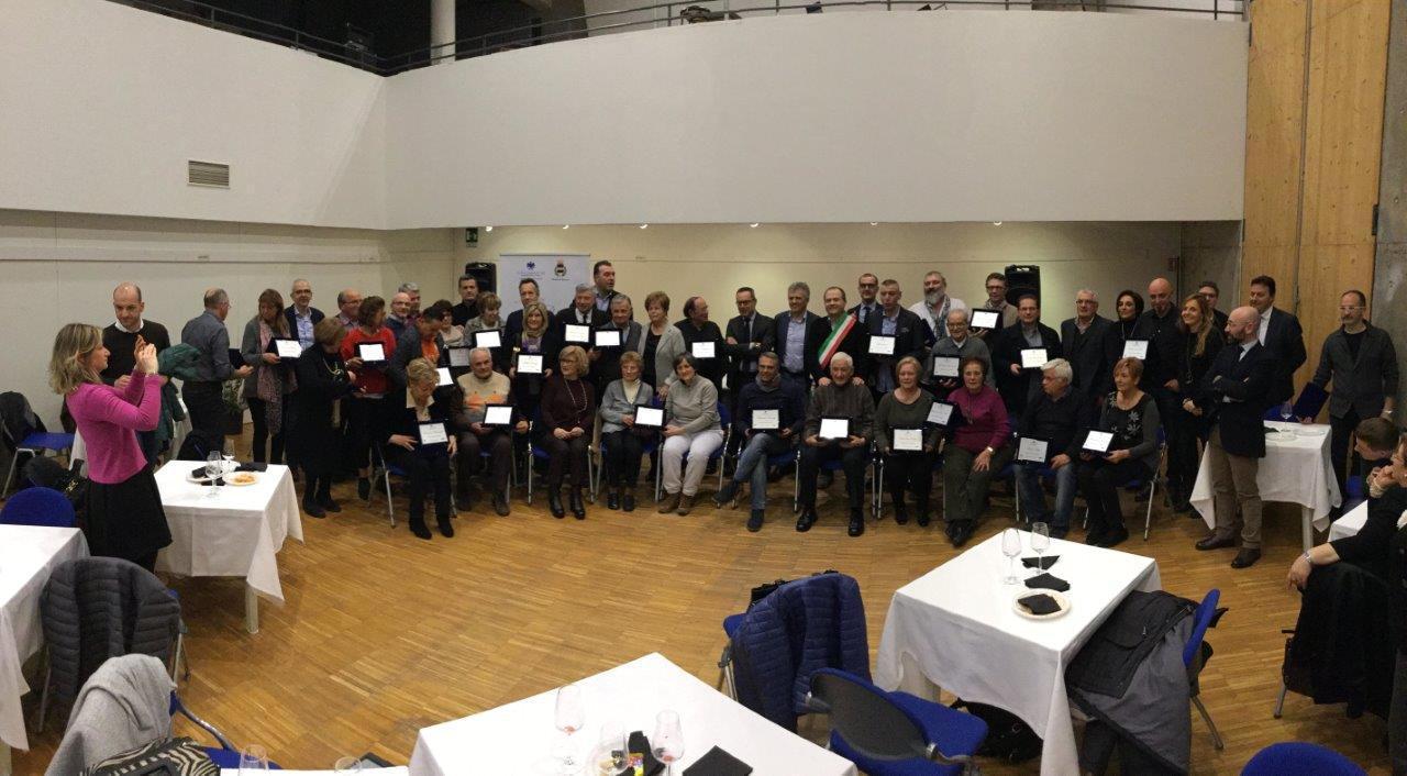 Foto di gruppo nella Sala Zampini del Polo tecnologico di Quarrata per le 50 attività premiate da Confcommercio
