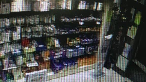 Il rapinatore ripreso dalla telecamera in farmacia