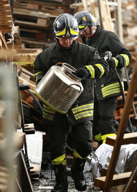 In fiamme decine di bancali a Terrafino