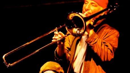 “Cappuccetto Rosso” a teatro la favola rivista da due clown