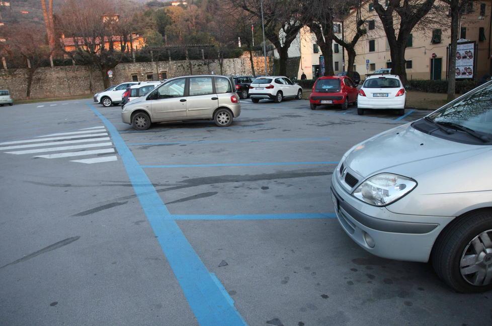 Residenti e commercianti bocciano il piano dei parcheggi 