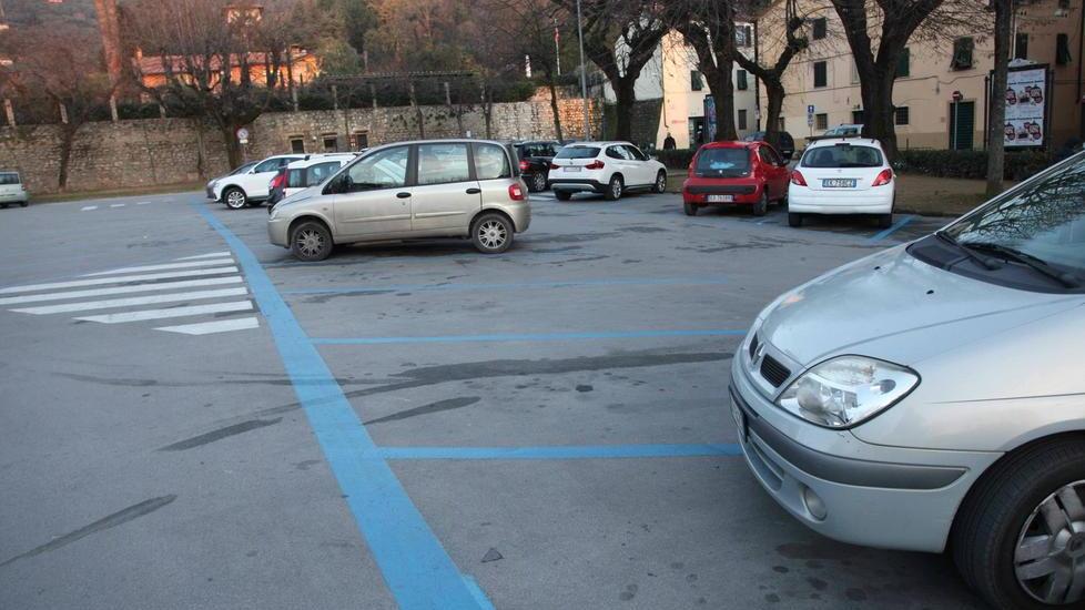 Residenti e commercianti bocciano il piano dei parcheggi