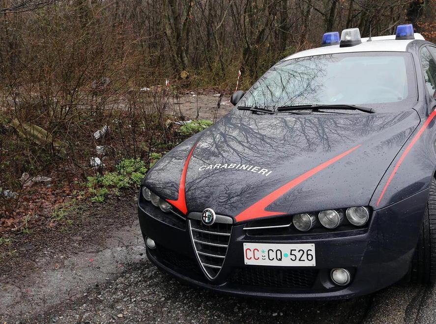 Si nascondeva nel bosco per spacciare cocaina 