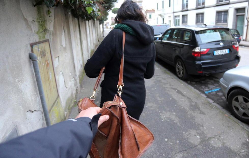 Due donne nei guai per aver derubato 7 anziani in due anni 