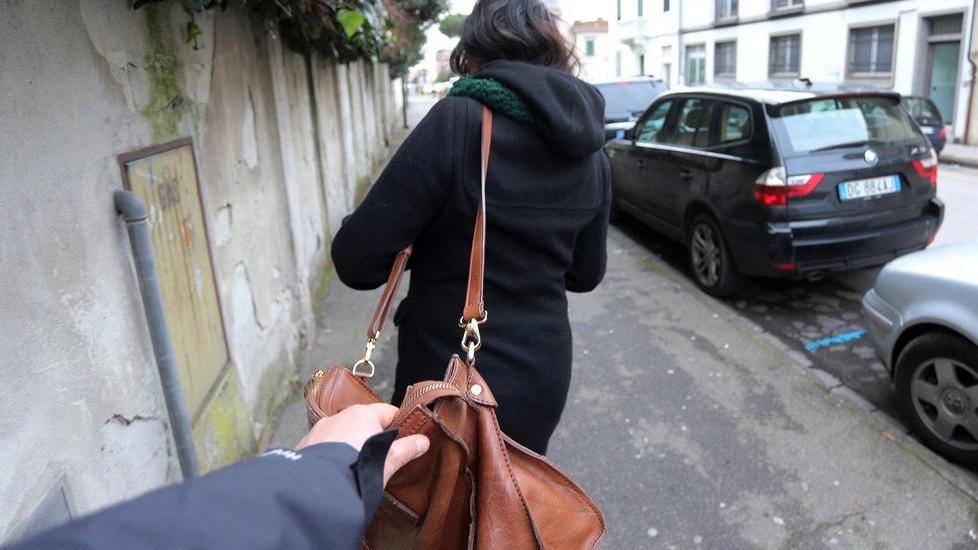 Due donne nei guai per aver derubato 7 anziani in due anni