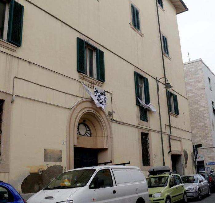 Blitz in via Grande: in venti occupano palazzo del Picchetto 