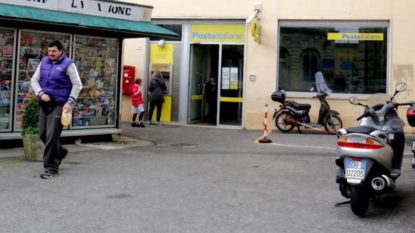 Derubano un’anziana: bloccate dai passanti