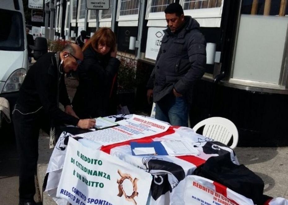 Reddito di cittadinanza, continua la raccolta di firme 