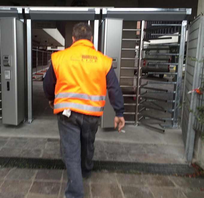 Il “bunker” prende forma attivati i nuovi tornelli