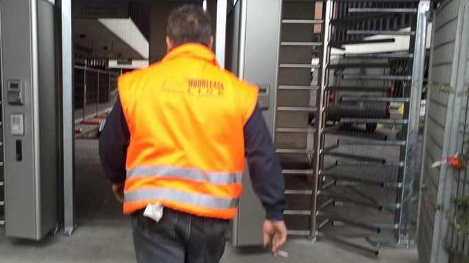 Il “bunker” prende forma attivati i nuovi tornelli