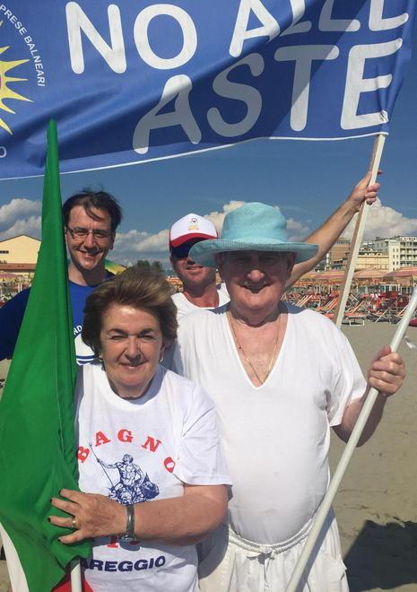 La senatrice Manuela Granaiola con Graziano Giannessi durante una manifestazione