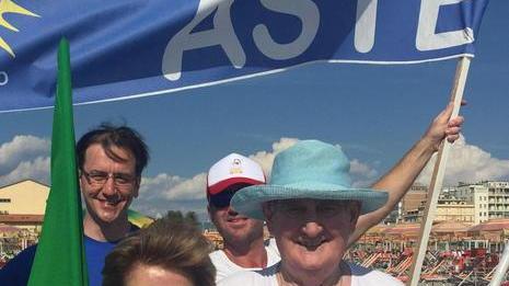 La senatrice Manuela Granaiola con Graziano Giannessi durante una manifestazione