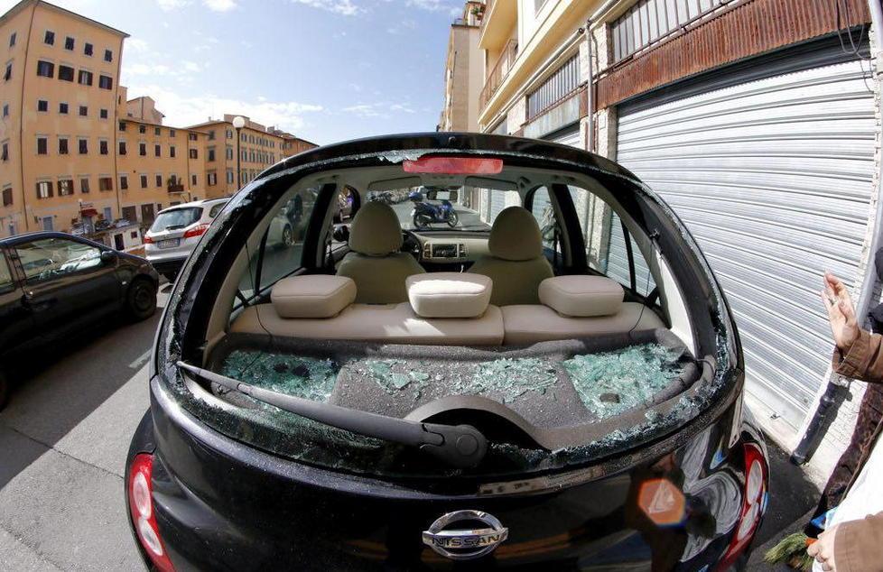 Altre risse in Venezia con auto danneggiate 