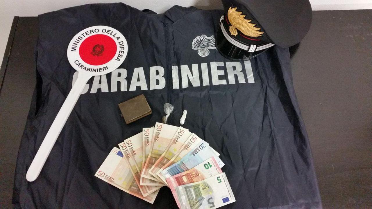 La droga e il denaro sequestrati dai carabinieri