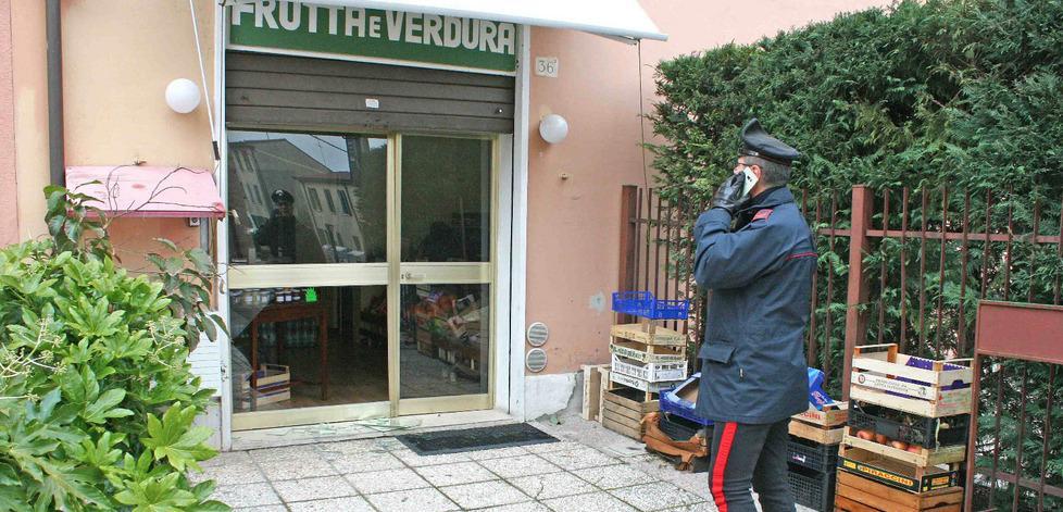 Furto con spaccata nella notte nel negozio di frutta e verdura