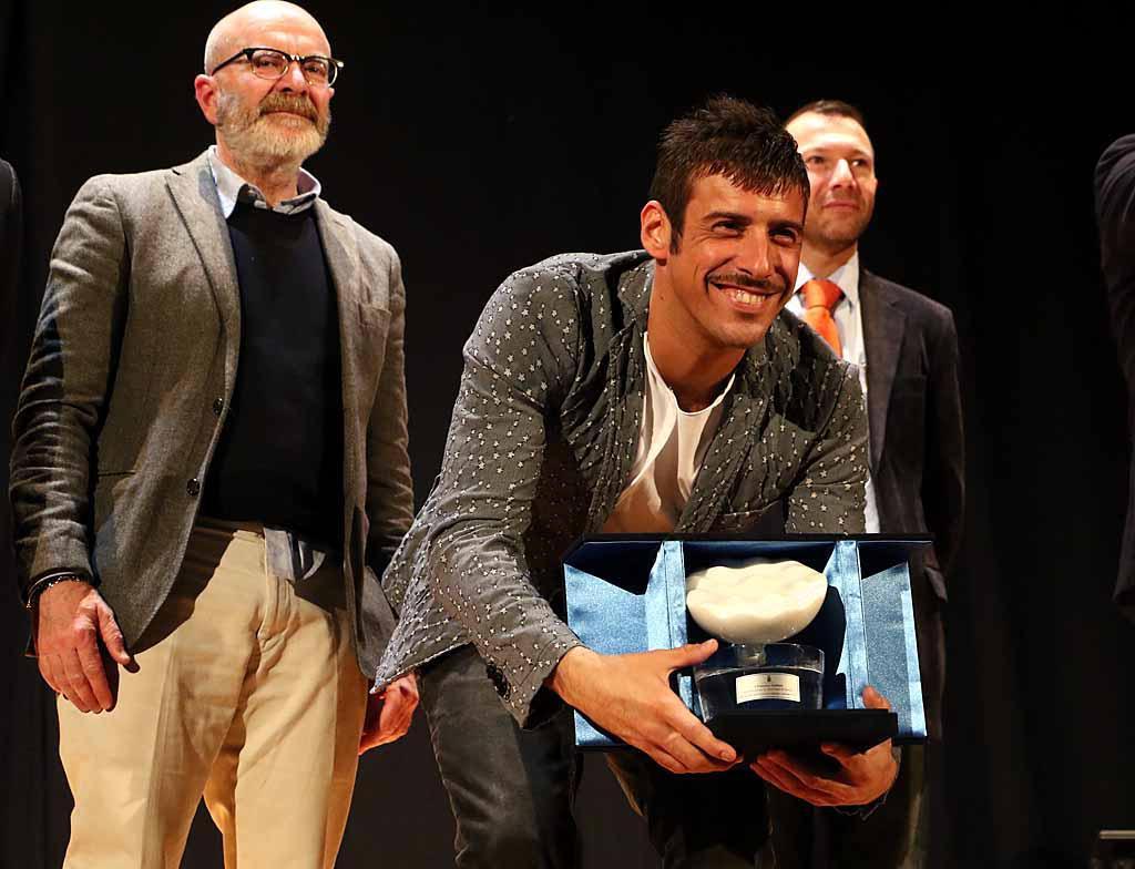 Francesco Gabbani riceve il premio 