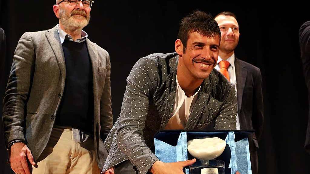 Francesco Gabbani riceve il premio