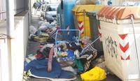 Spazzatura gettata accanto ai cassonetti in via del Romito