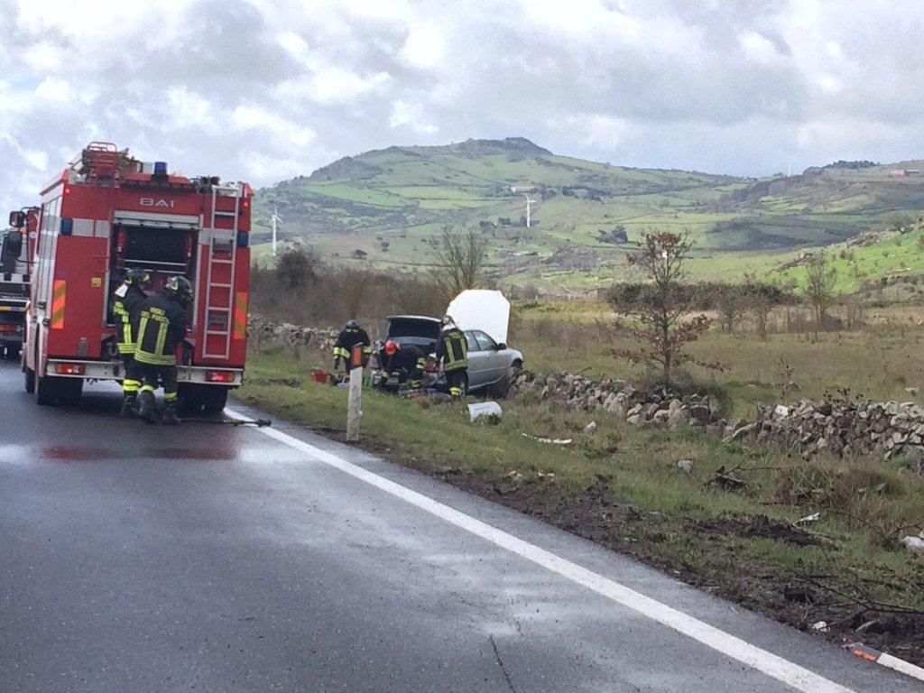 L'intervento dei vigili del fuoco sull'auto finita fuori strada