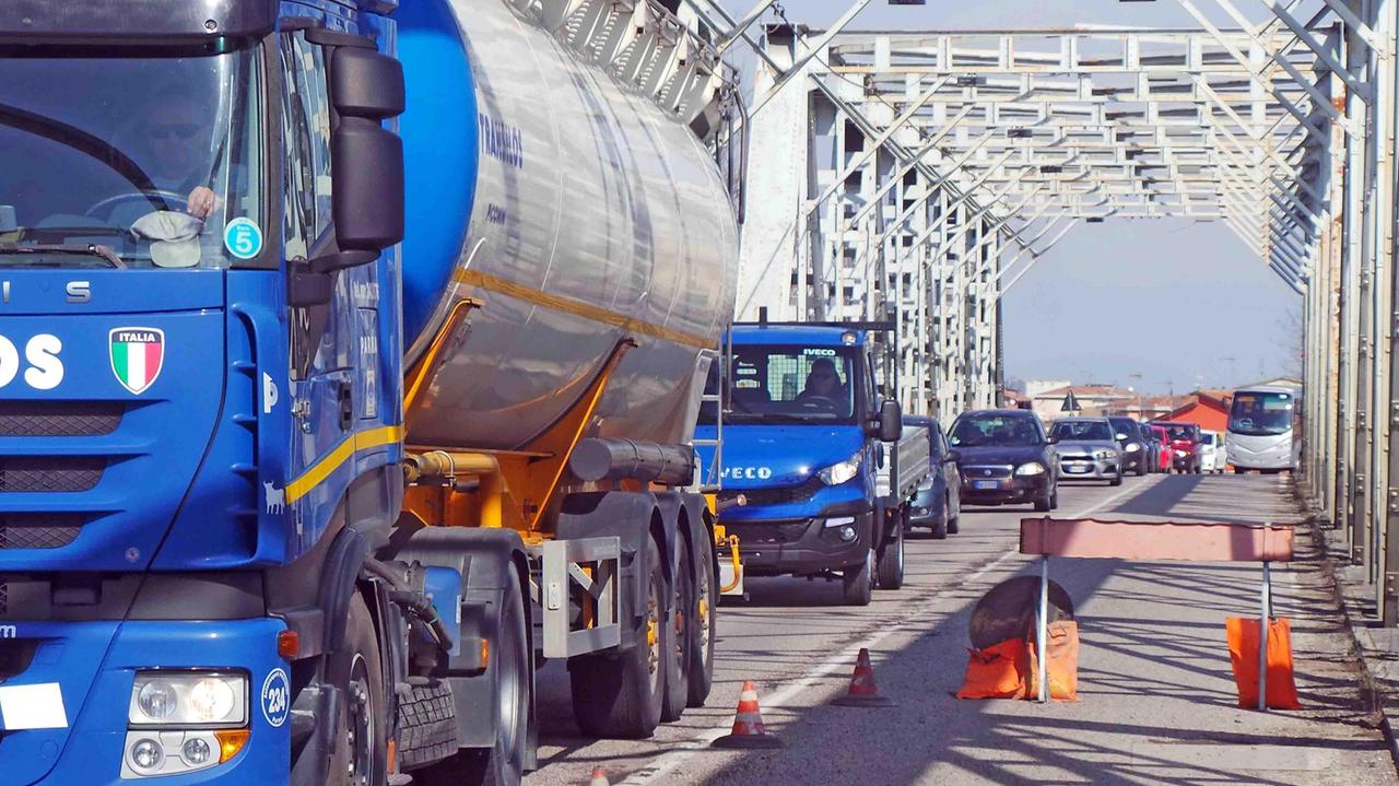 Il Ponte sul Po a senso unico alternato a causa dei lavori: ottavo giorno di disagi