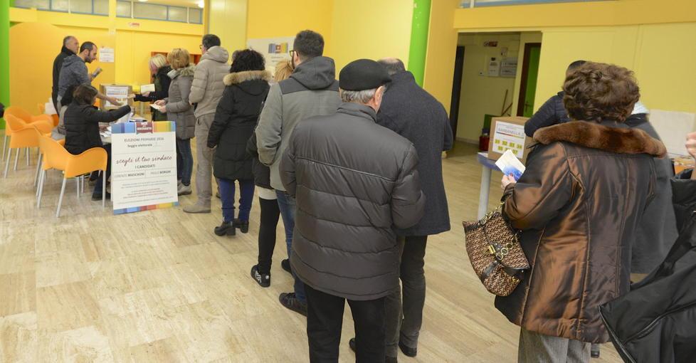Votanti in fila, domenica mattina, al seggio di Barbanella (foto Agenzia Bf)