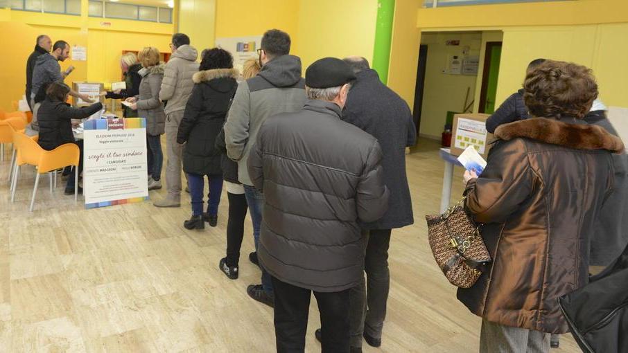 Votanti in fila, domenica mattina, al seggio di Barbanella (foto Agenzia Bf)