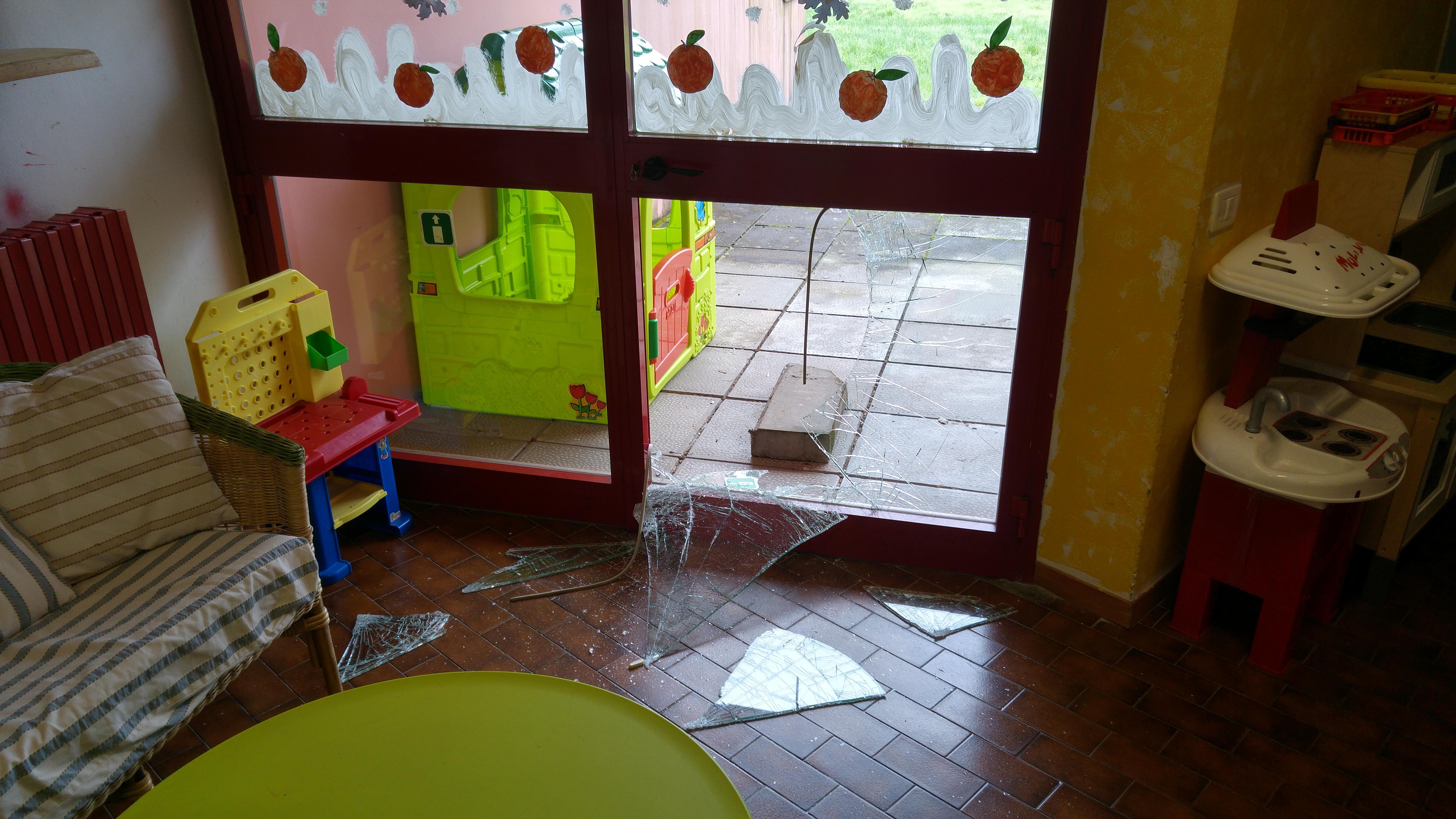 La finestra spaccata dai ladri per entrare nella scuola