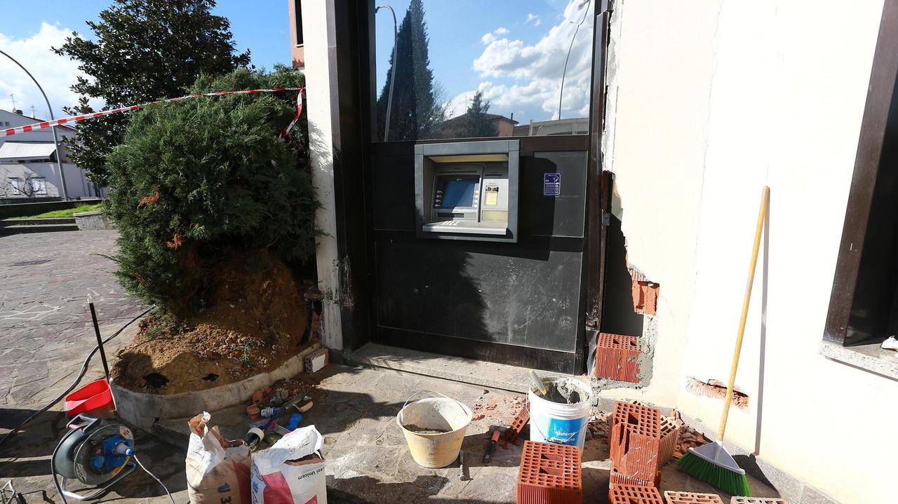 Il bancomat preso d'assalto dai ladri (Foto Agenzia Carlo Sestini)