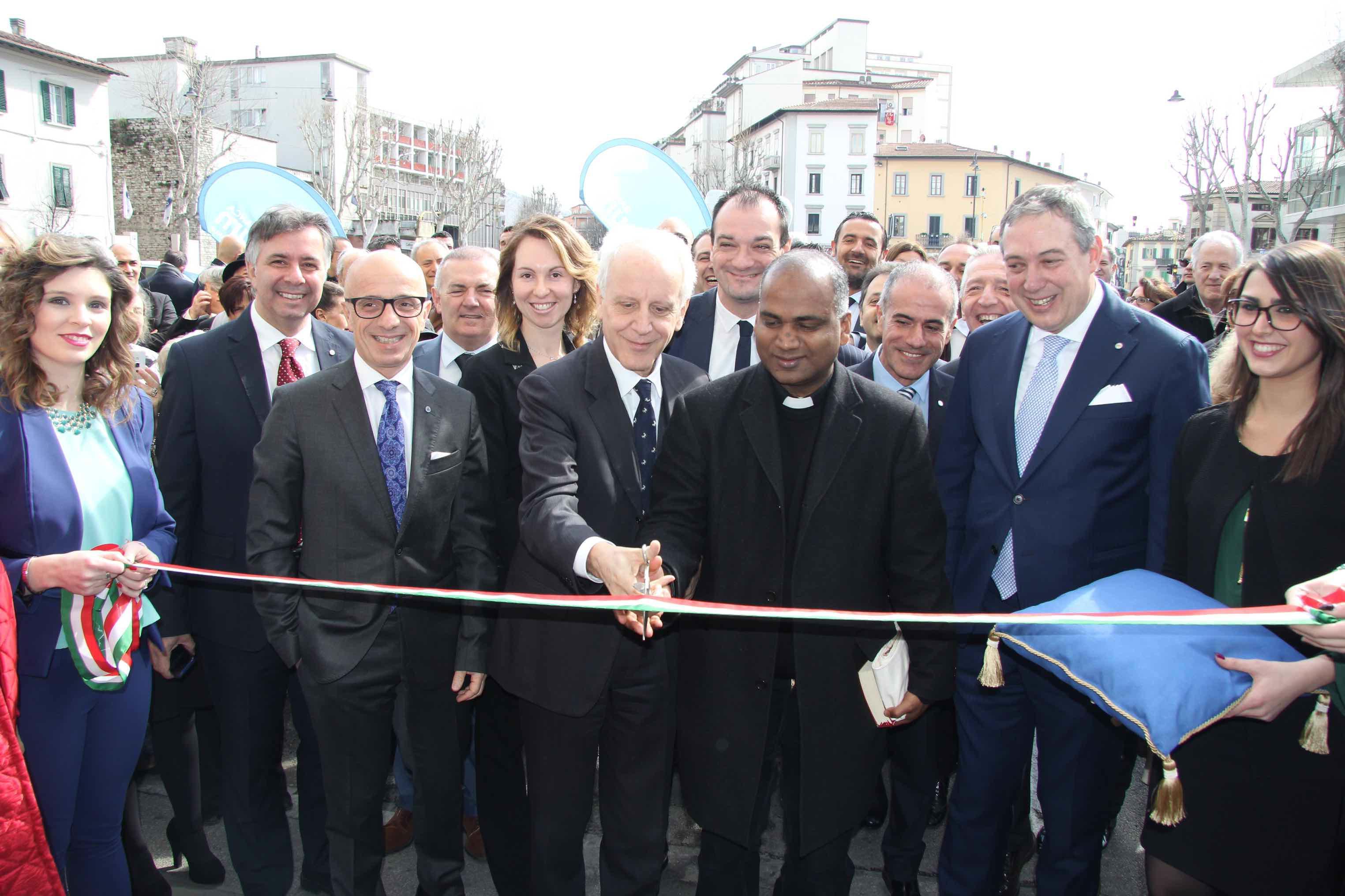 Il taglio del nastro della Banca Mediolanum in piazza San Marco a Prato