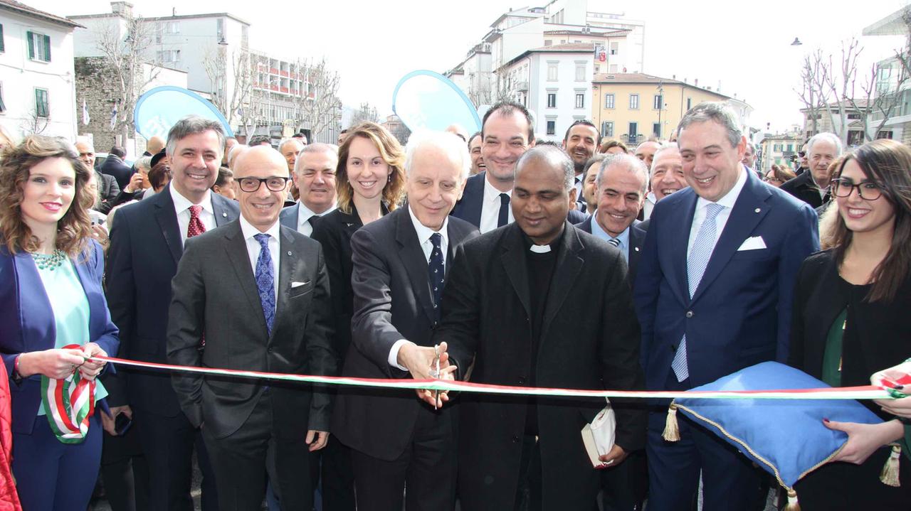 Il taglio del nastro della Banca Mediolanum in piazza San Marco a Prato