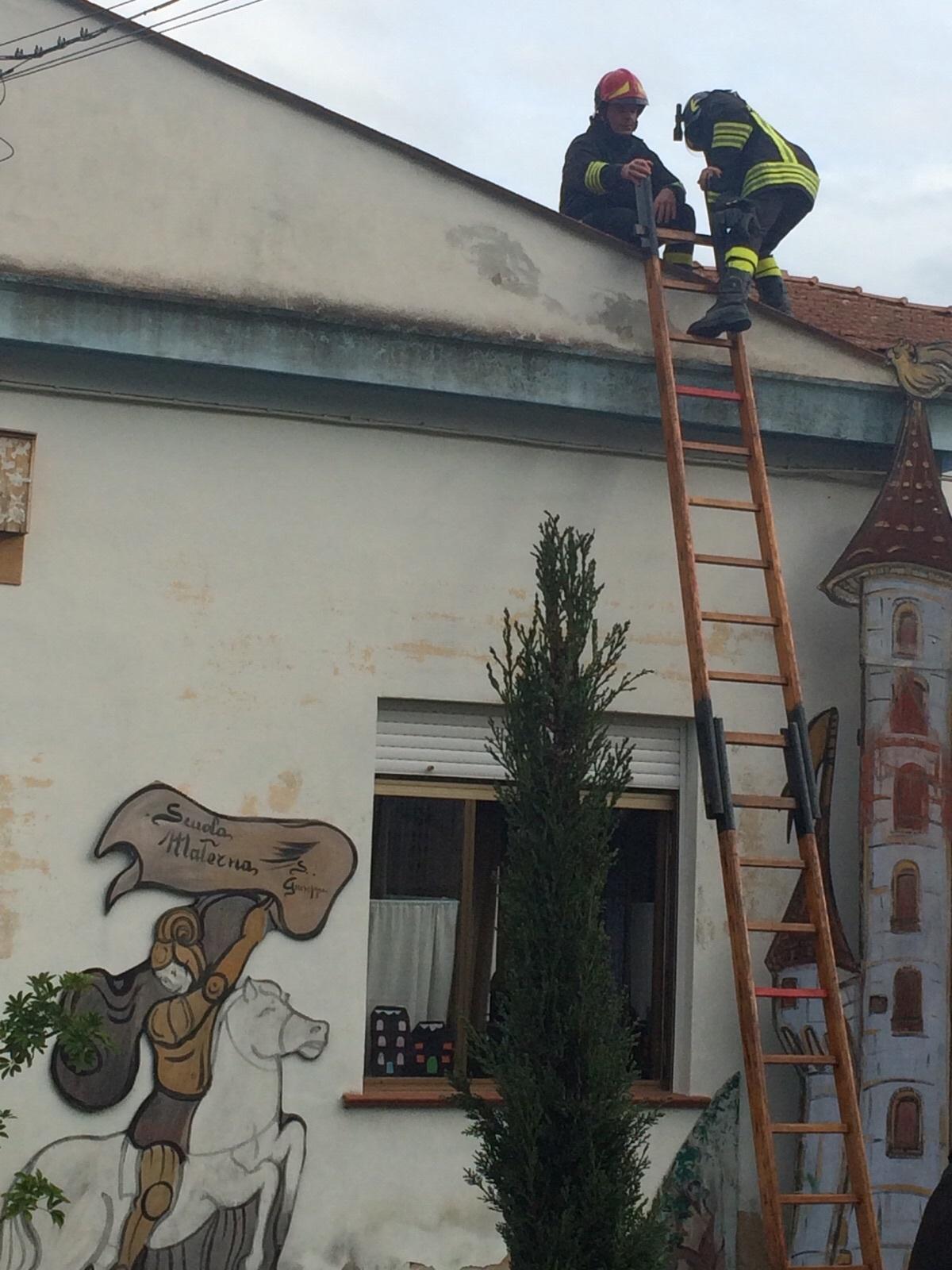 Vigili del fuoco sul tetto dell'asilo di San Giuseppe Vecchio