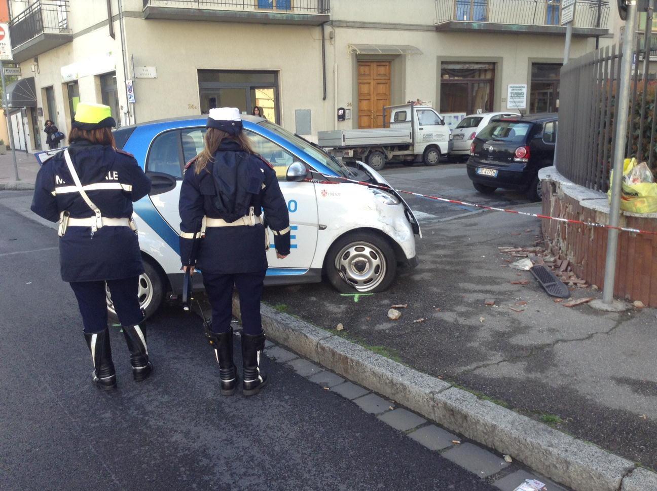 La Smart dopo l'impatto col muretto in via Valentini (foto Batavia)